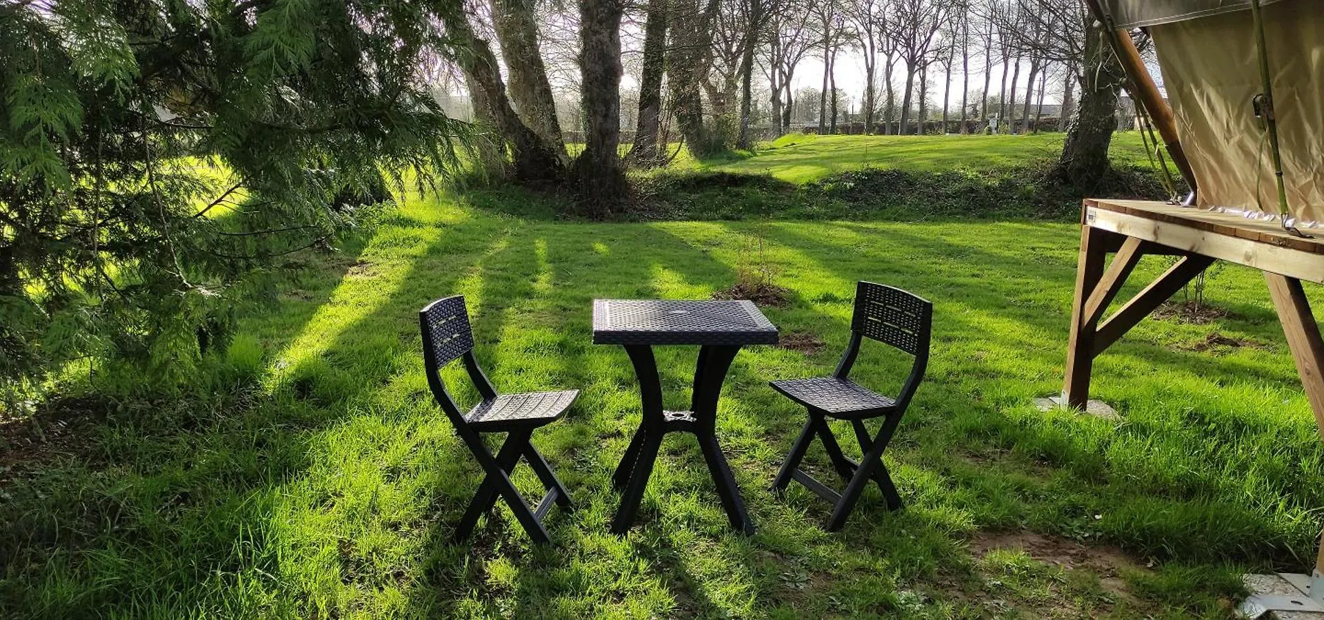 Camping Le Val Aux Fees - Broceliande Concoret Campsite