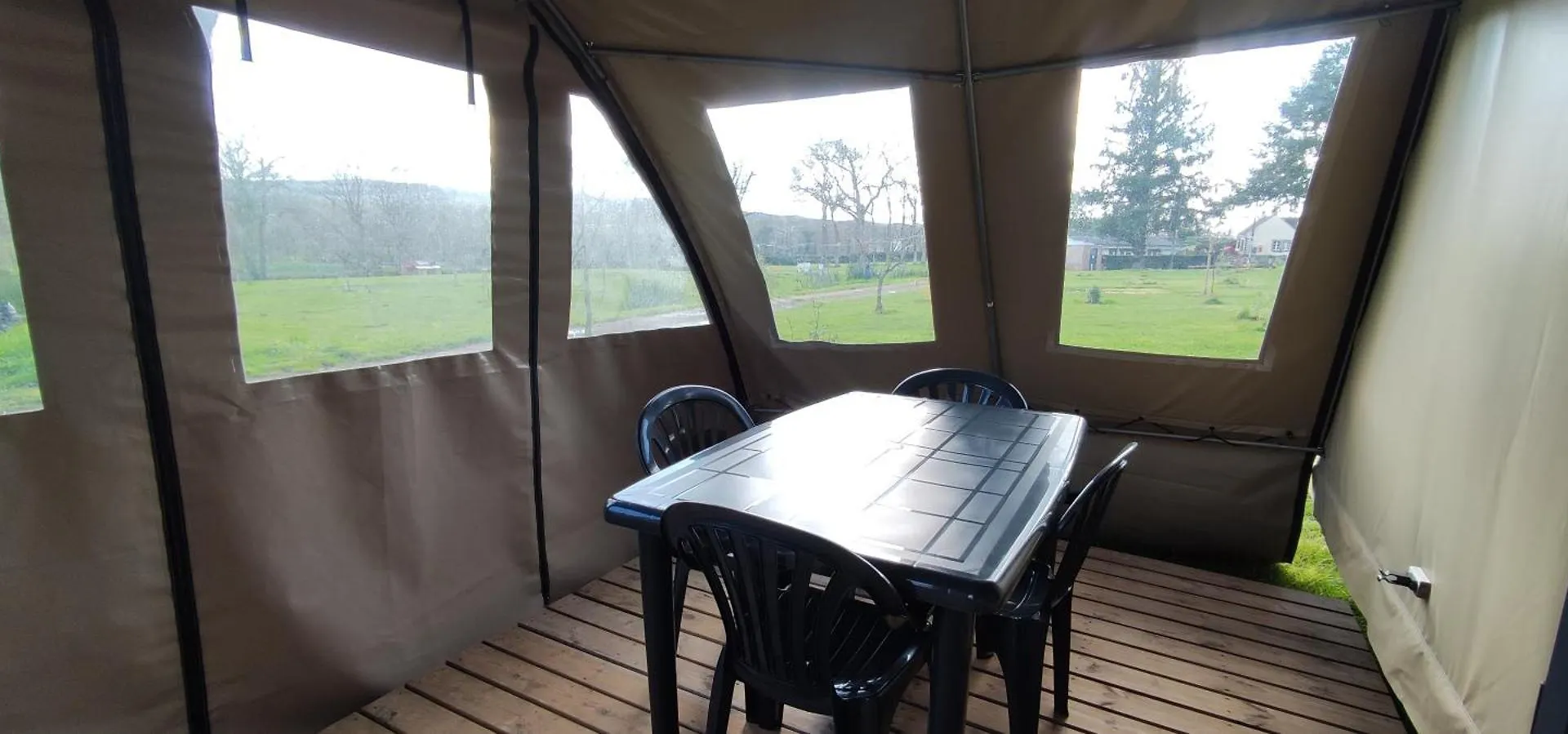 Camping Le Val Aux Fees - Broceliande Concoret Campsite