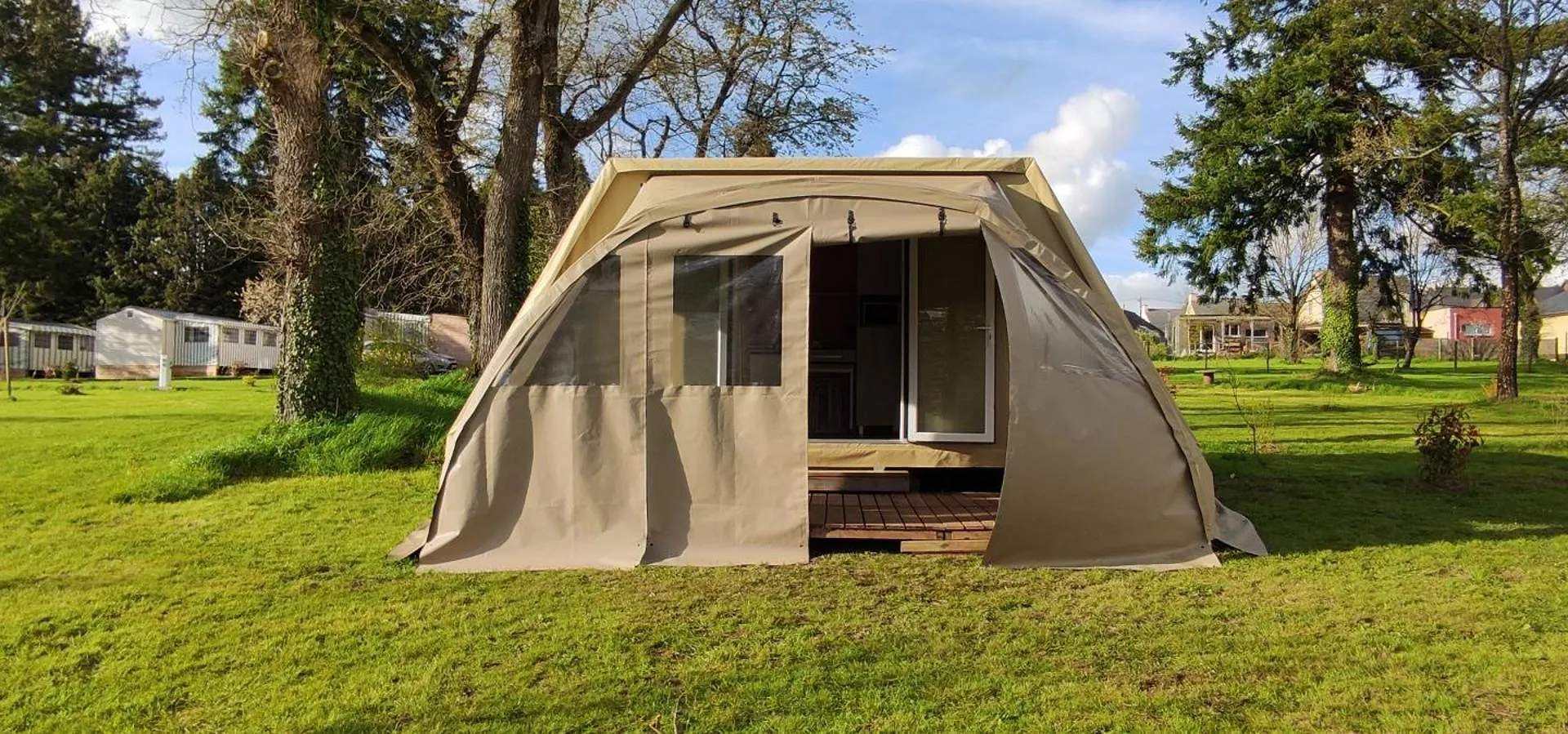 Camping Le Val Aux Fees - Broceliande Concoret Campsite