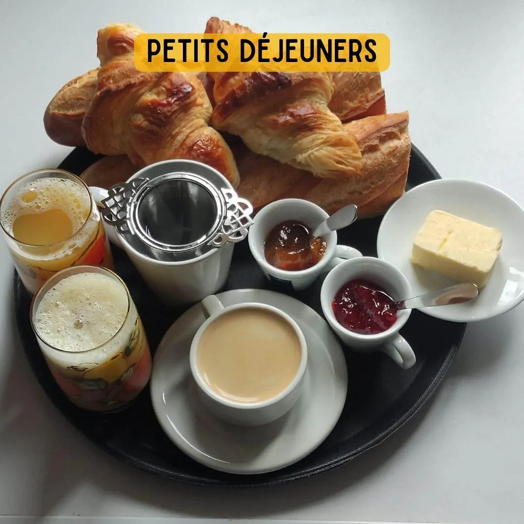 Camping Le Val Aux Fees - Broceliande Concoret Campsite