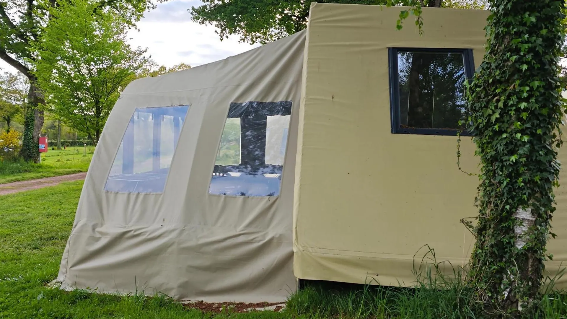 Camping Le Val Aux Fees - Broceliande Concoret Campsite